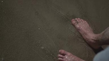 男人。走步进站金沙子海海滩超级慢运动低角拍摄男性腿走海洋光着脚桑迪海岸波夏天海岸线